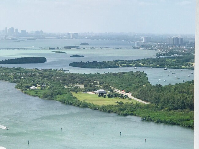 Building Photo - 16001 Collins Ave