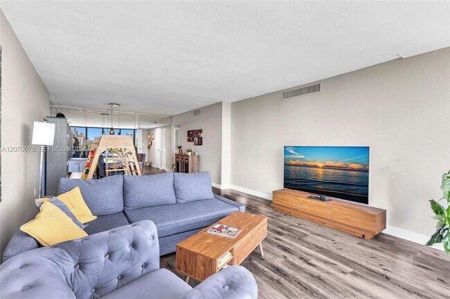 Building Photo - 3375 N Country Club Dr