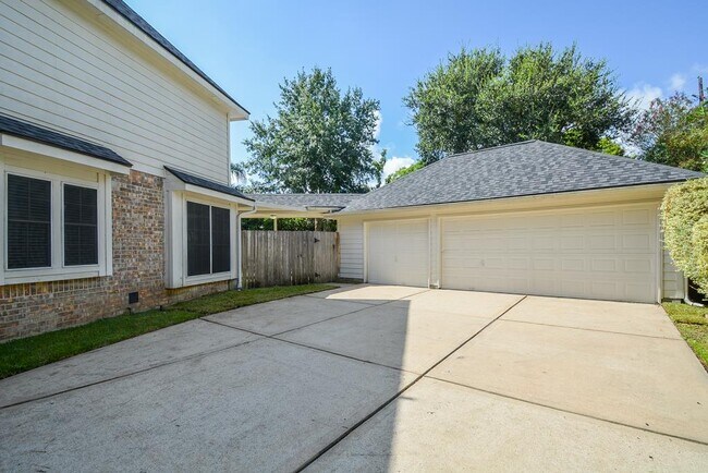 Building Photo - 910 Chinni Ct