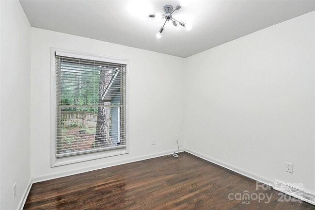 Building Photo - 3100 Erskine Dr