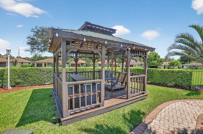 Building Photo - 328 NW 42nd St