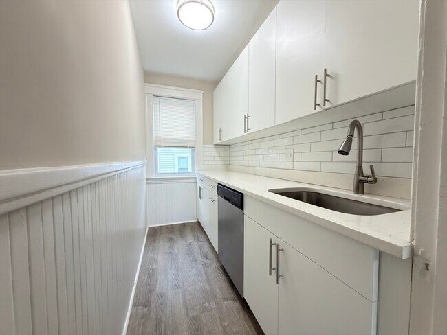 Building Photo - 4 Glade St