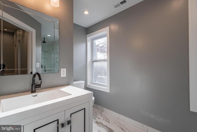 Building Photo - 3030 W Girard Ave