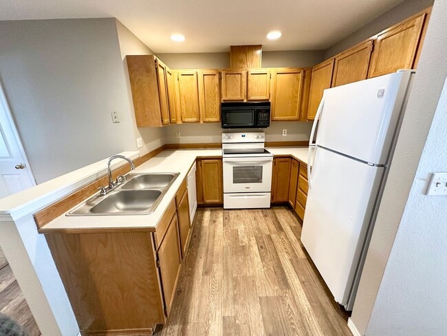 Building Photo - Introducing the Perfect Townhouse Steps Away from Central WA University!