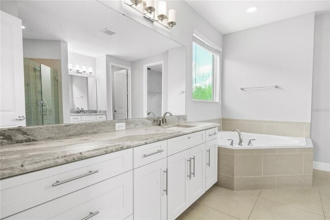Building Photo - 8394 Lookout Pointe Dr