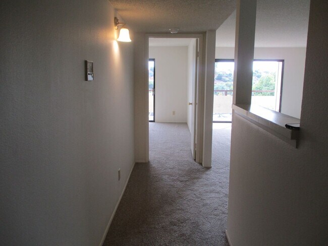 Building Photo - 2 bedroom, 2 bath 3rd floor condo