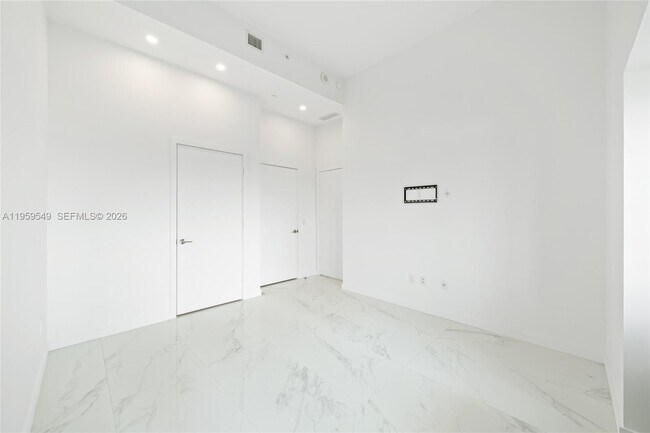 Building Photo - 480 NE 31st St