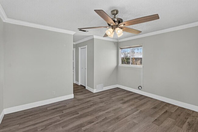 Building Photo - 8602 Colonial Dr
