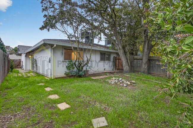 Building Photo - 8973 El Mirador Dr