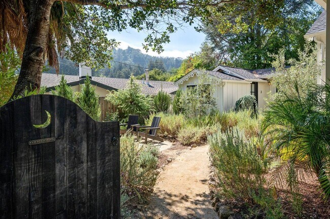 Building Photo - High end, fully furnished (or unfurnished) pair of cottages in Downtown Mill Valley! PROGRESSIVE
