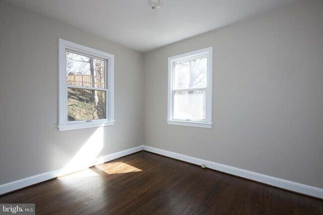 Building Photo - 221 Dale Dr