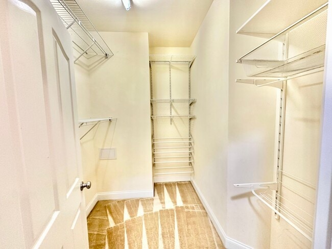 Building Photo - 715 Fairway Point Dr