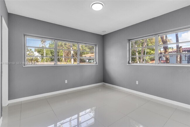 Building Photo - 2221 SW 13th St