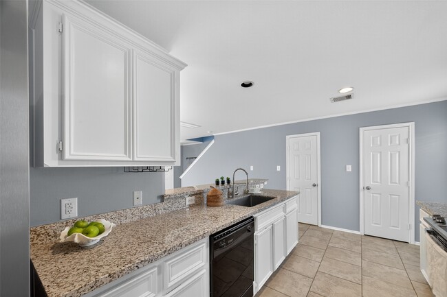 Building Photo - 6915 Woodridge Row Dr