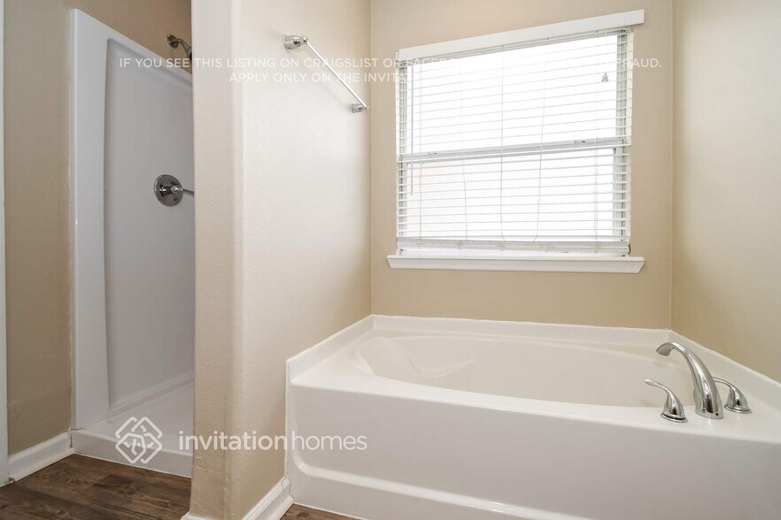 Building Photo - 11633 Brian Lakes Dr N