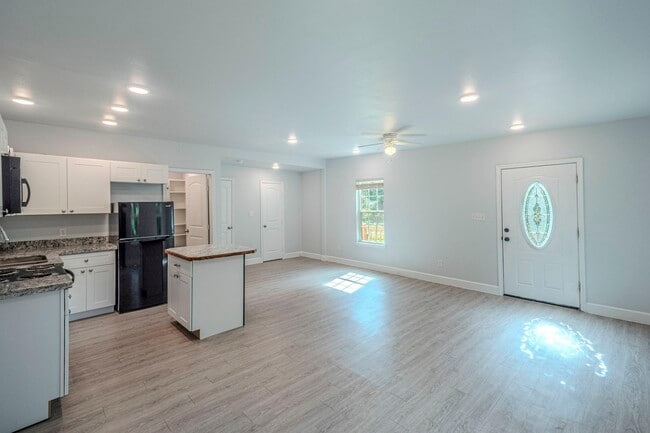 Building Photo - 11579 Persimmon St