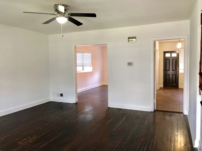 Building Photo - Updated 3 Bedroom Townhome - Edmondson/Hun...