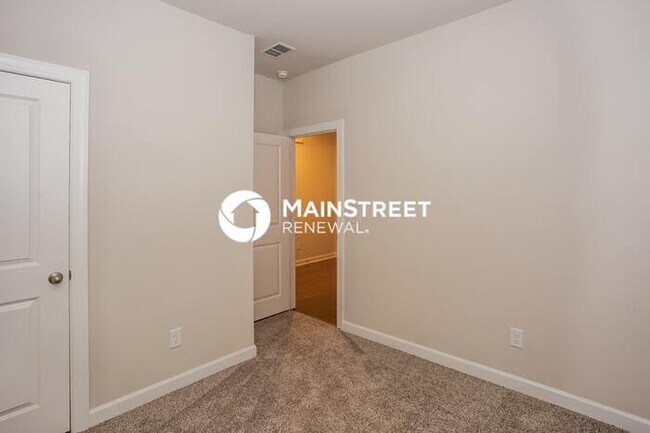Building Photo - 3 Bedroom Pet-Friendly Home in Charlotte, NC with Main Street Renewal