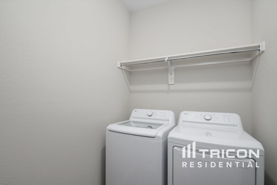 Building Photo - 2517 Finch Holw Dr