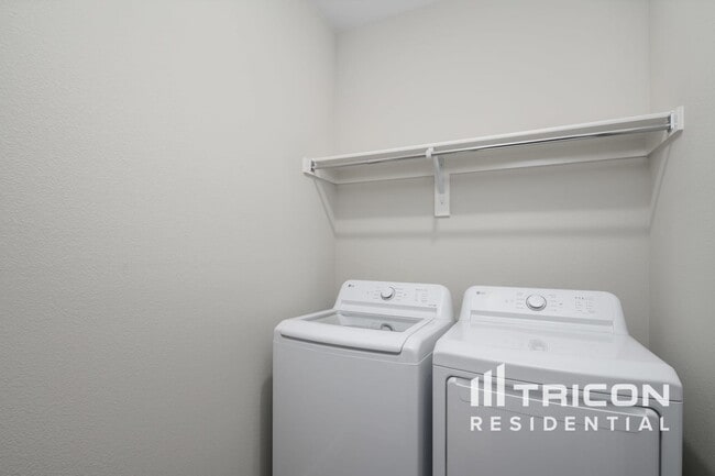 Building Photo - 2517 Finch Holw Dr