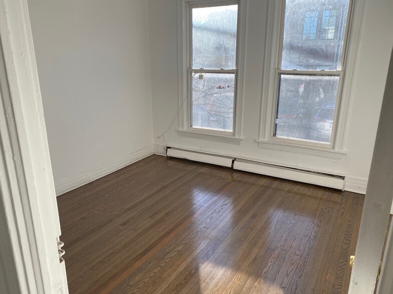 Building Photo - 1515 W Wilson Ave