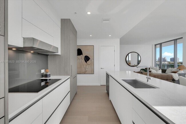 Building Photo - 9201 E Bay Harbor Dr