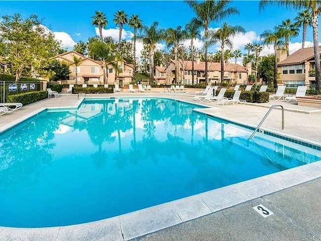 Building Photo - 10 Promontory Park