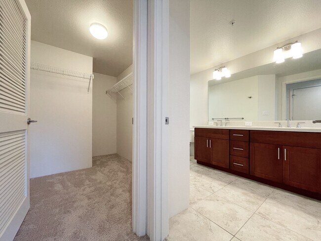 Building Photo - Pet Friendly 2-Bedroom Condo with Central ...