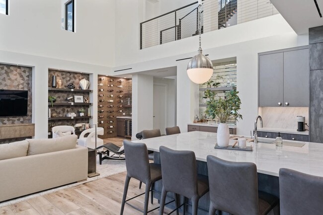 Building Photo - 214 28th St