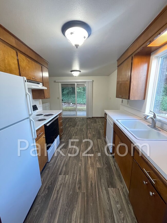 Building Photo - $500 Off 1st Full Month! 2 Bedroom Townhom...