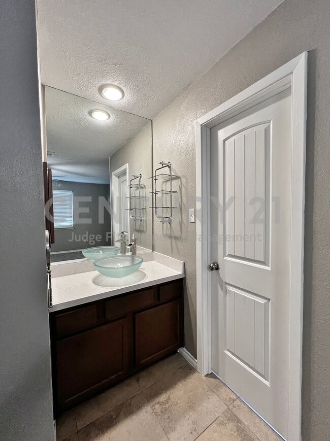 Building Photo - Lovely 3/2/2 In Arlington Available Now!