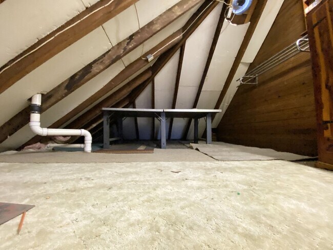 Building Photo - 3 Bedroom 1.5 Bath Private Home Must See K...