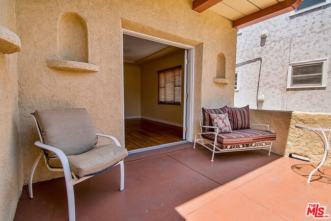 Building Photo - 1071 Cloverdale Ave