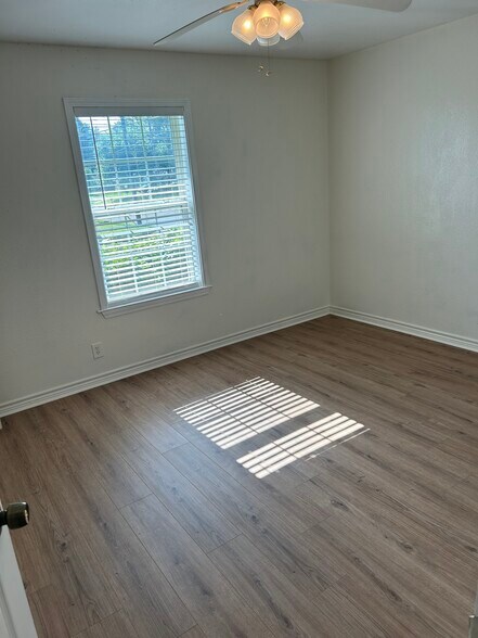 Building Photo - 317 W McLain Dr