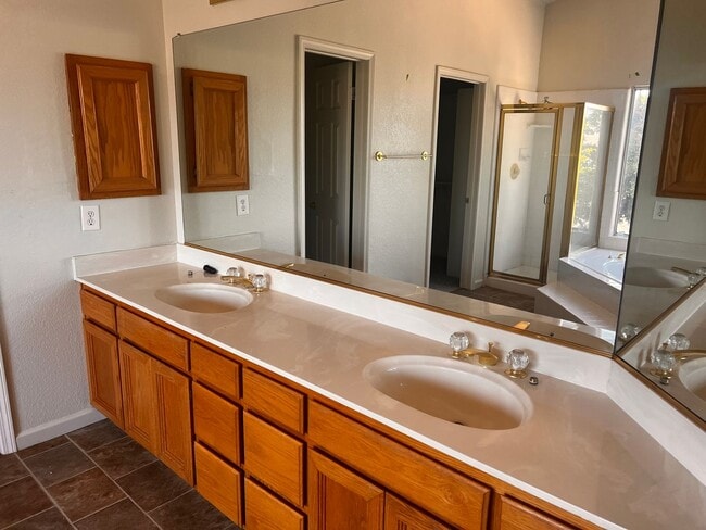 Building Photo - Large Browns Valley home 5/3 2229 Sq Ft.