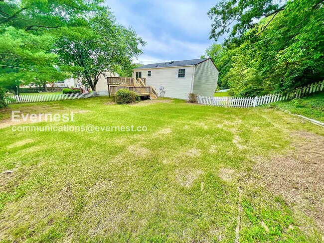 Building Photo - 3 Bed, 2.5 Bath Home with Fenced Yard & Garage / Pet-Friendly / Available Now!