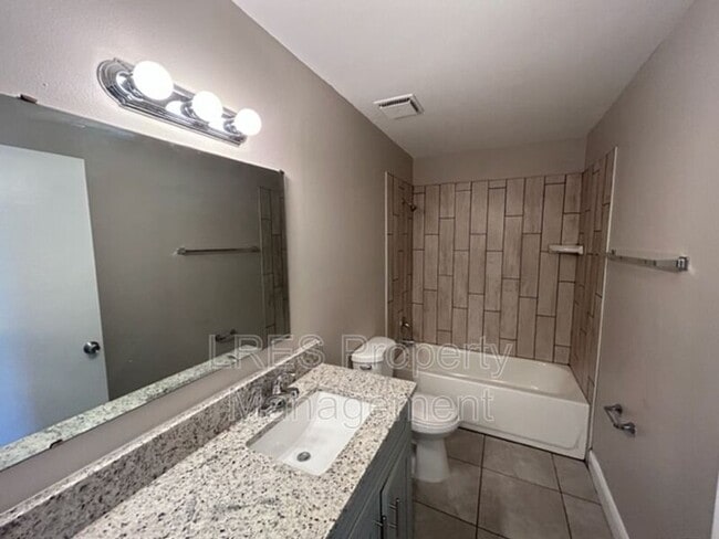 Building Photo - 605 Northlake Blvd