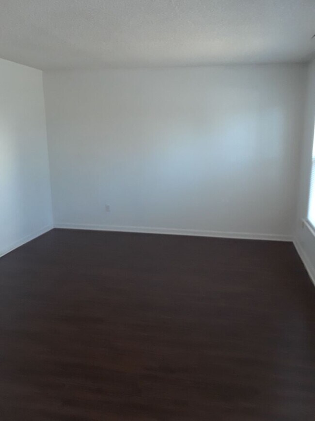 Building Photo - Virginia Beach- 3 Bed / 1.5 Bath end unit townhouse in Green Run