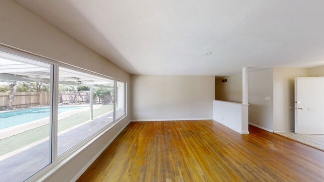 Building Photo - 4BD/2BA, POOL!!