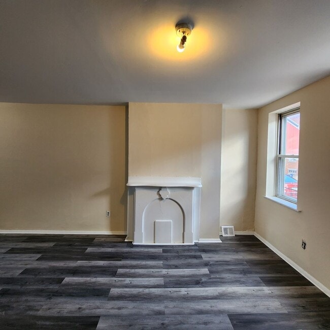 Building Photo - 2450 N Fairhill St