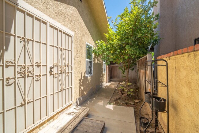 Private entry for 3rd bedroom - 2703 Gates Ave