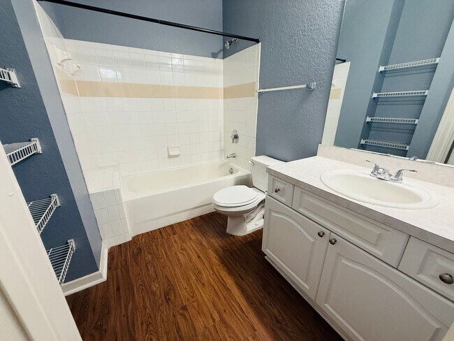 Building Photo - Newly painted Two Bedroom, Two Bathroom For Rent in New Tampa