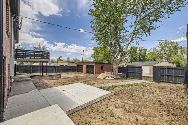 Building Photo - Renovated Duplex with Private Entrance