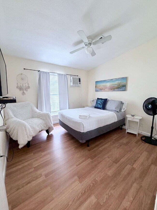 Building Photo - "Charming 4-Bed Oasis with 2 Baths in Prime West Palm Beach Location – 1560 Sq Ft of Comfort!"