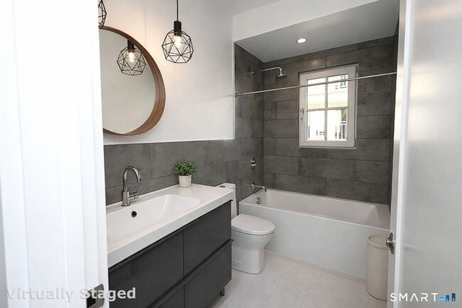 Building Photo - 930 Cove Rd