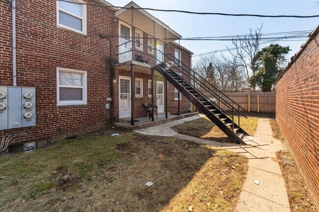 Building Photo - 1147 S Cassingham Rd