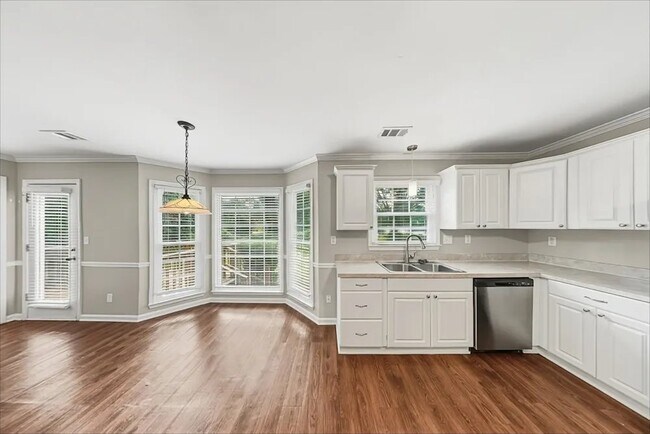 Building Photo - 4352 Lakeside Hills Way NE