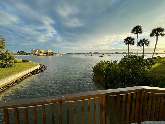 Building Photo - 4750 Cove Cir