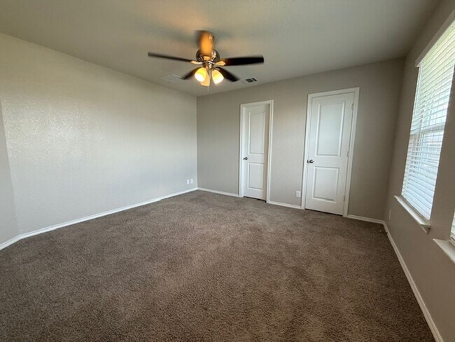 Building Photo - Move in Ready 3 Bedroom Two-story Home