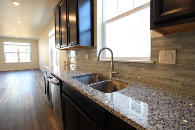 Building Photo - Beautiful Newer Ranch Style Home
